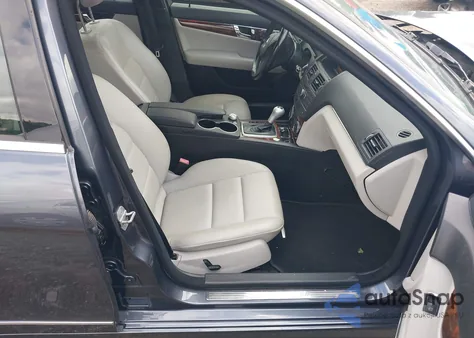 2011 Mercedes-Benz C 300 Luxury 4Matic/Sport 4Matic z USA, uszkodzony, nr VIN WDDGF8BB3BR186552